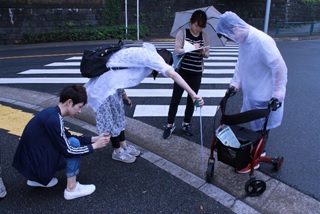 電動歩行器では乗り越えられない車道との段差を測る